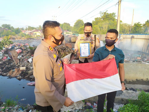 Kapolres Serahkan Penghargaan Kepada Anak Penyelamat Bendera Merah Putih di Meranti